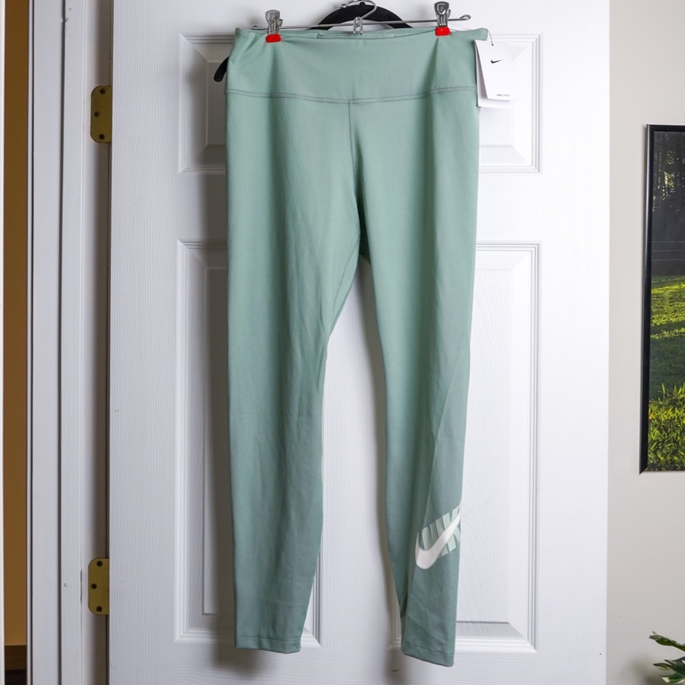 NWOT - Nike One Leggings Dri-Fit Mid Rise Waist 7/8 Length Green